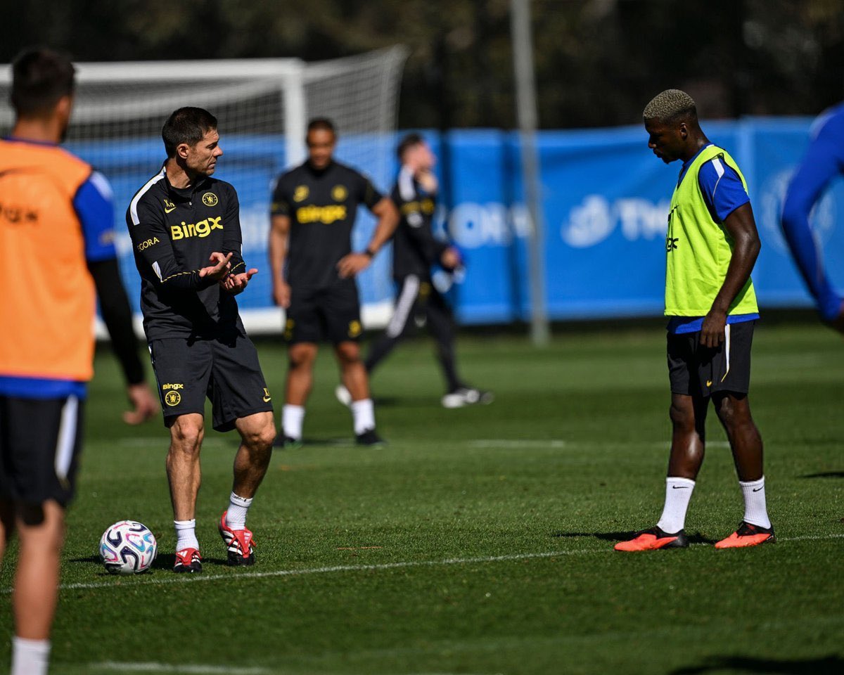 Moises Caicedo in training with Xabi Alonso Moises Caicedo in training with Xabi Alonso