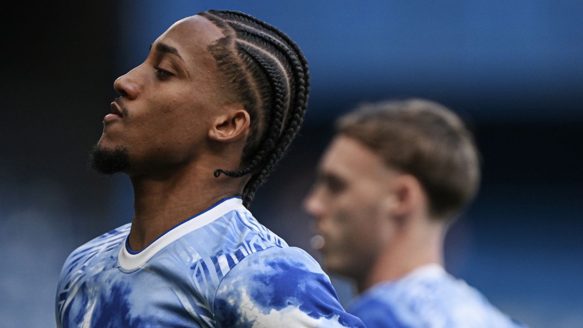 Joao Pedro warming up.